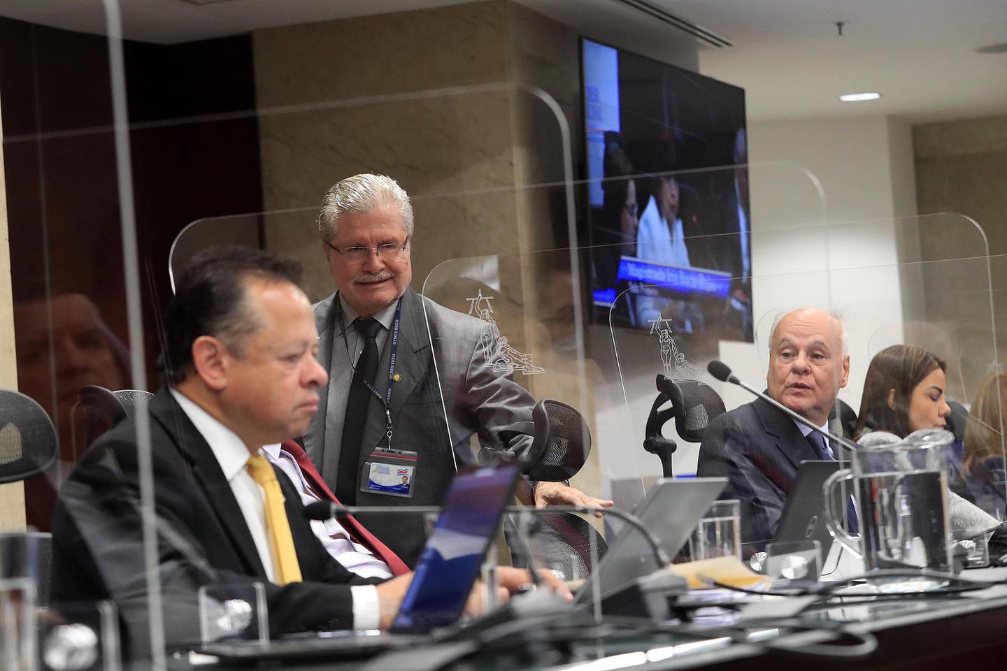 Personas sentadas en una mesa
Descripción generada automáticamente con confianza media